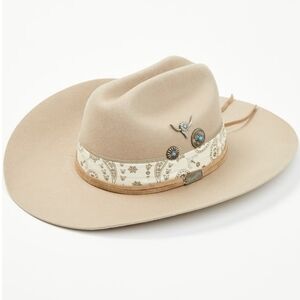 WRANGLER WOMEN'S LAYERED BAND AND CONCHO FELT COWBOY HAT